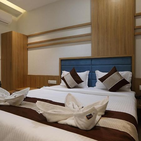 Hotel Decent Unjha Esterno foto