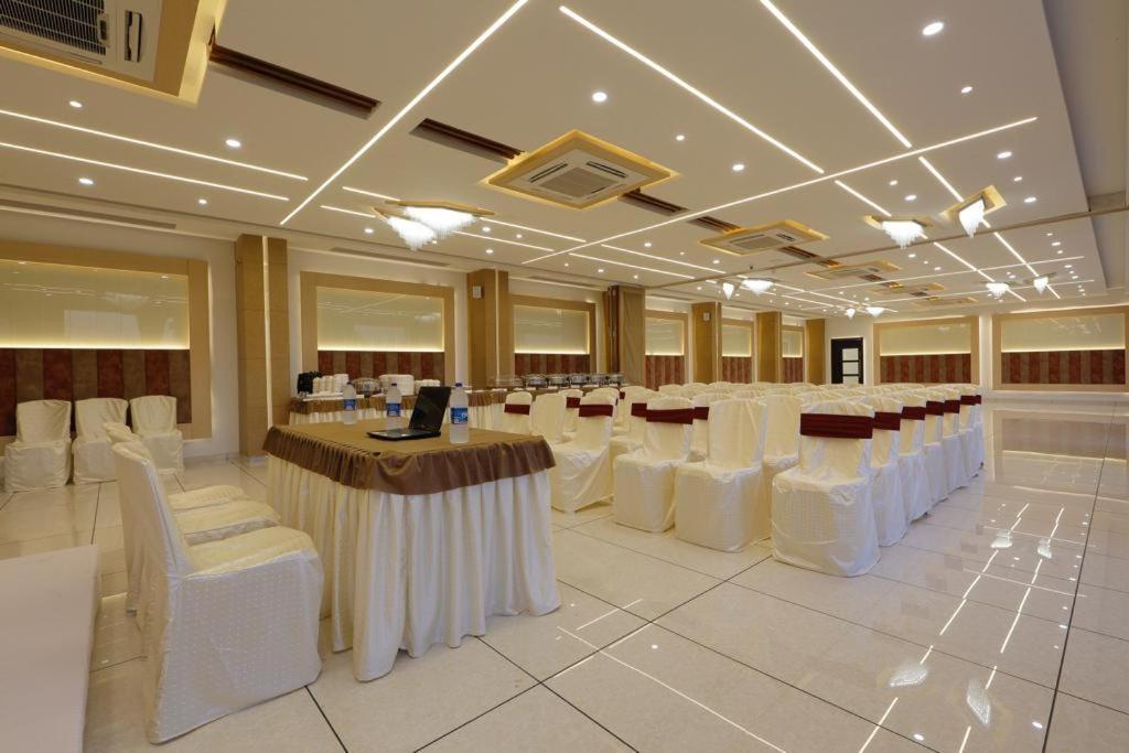 Hotel Decent Unjha Esterno foto