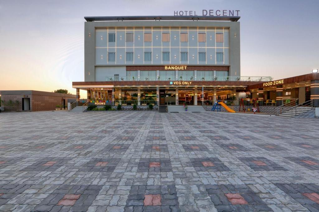 Hotel Decent Unjha Esterno foto