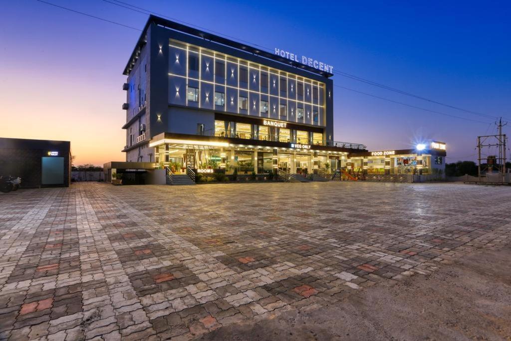 Hotel Decent Unjha Esterno foto