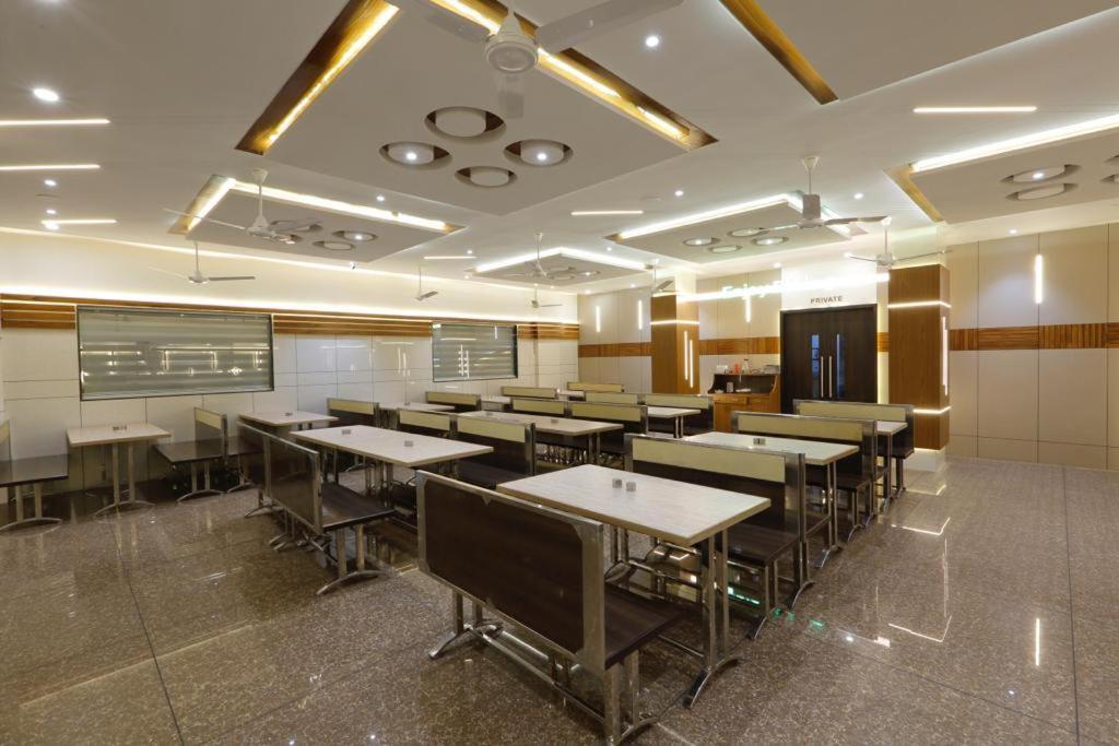 Hotel Decent Unjha Esterno foto