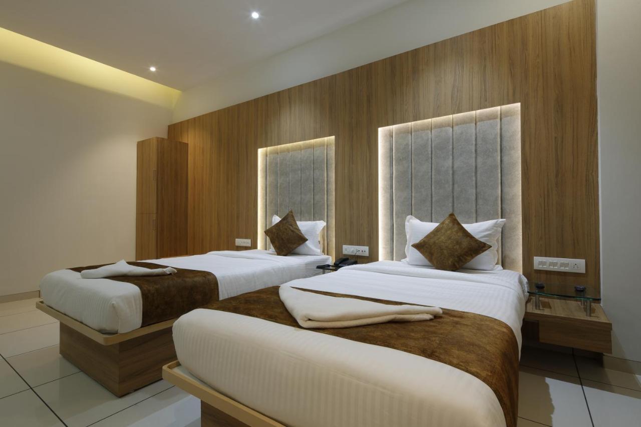Hotel Decent Unjha Esterno foto