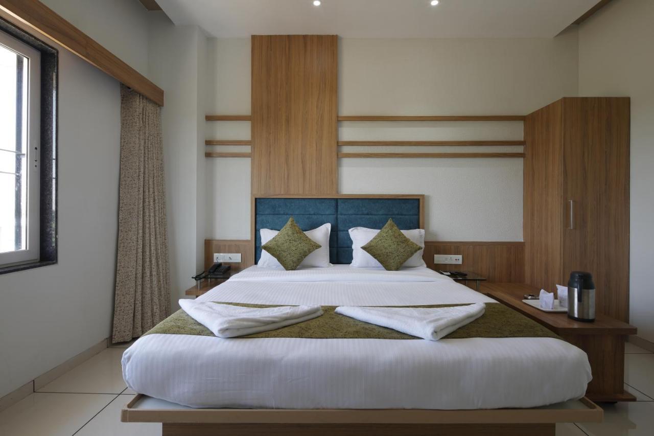 Hotel Decent Unjha Esterno foto