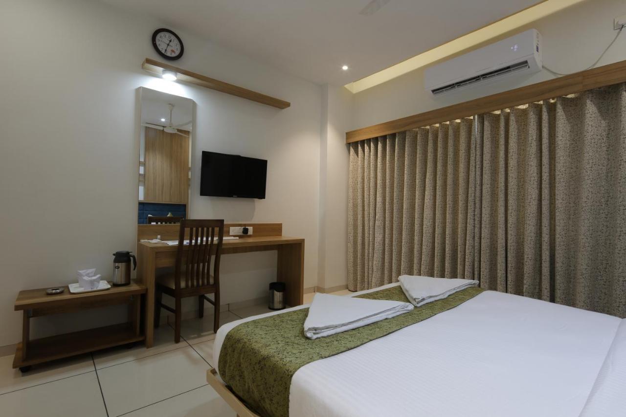 Hotel Decent Unjha Esterno foto