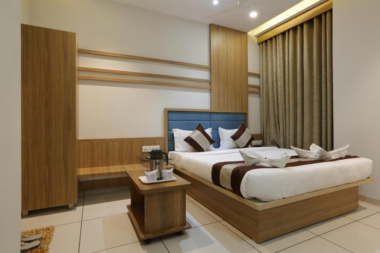 Hotel Decent Unjha Esterno foto