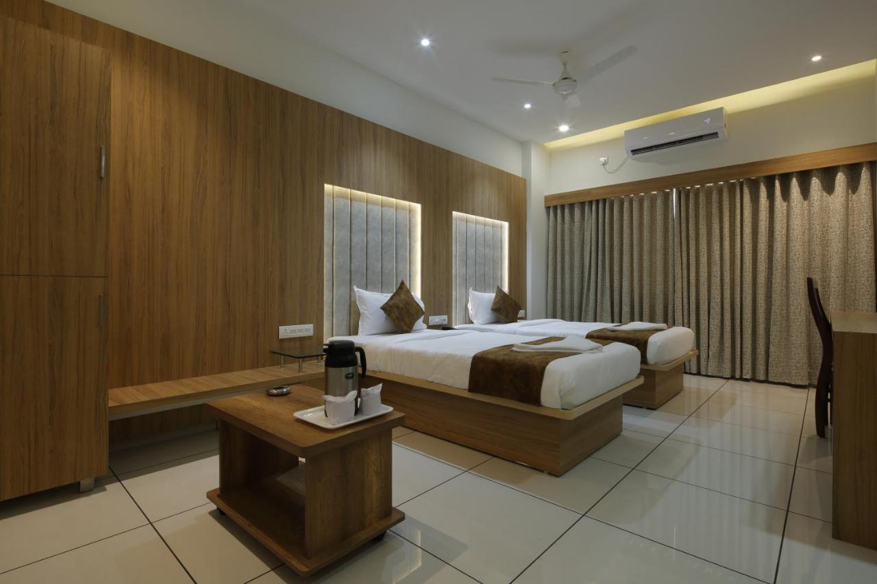 Hotel Decent Unjha Esterno foto