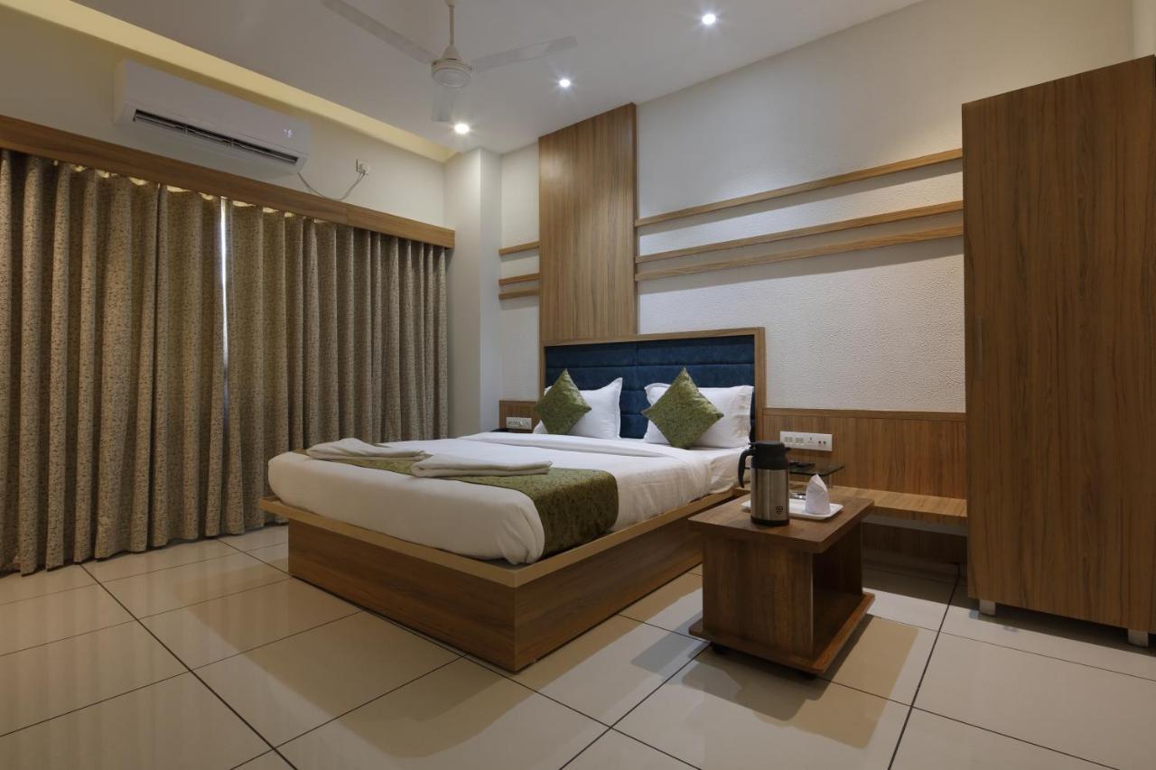 Hotel Decent Unjha Esterno foto
