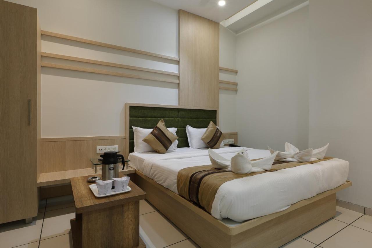 Hotel Decent Unjha Esterno foto