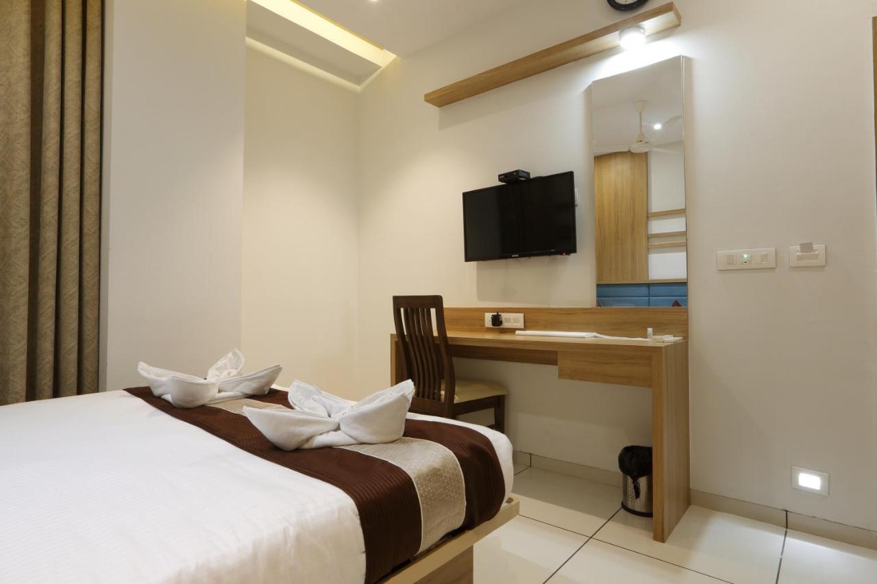 Hotel Decent Unjha Esterno foto