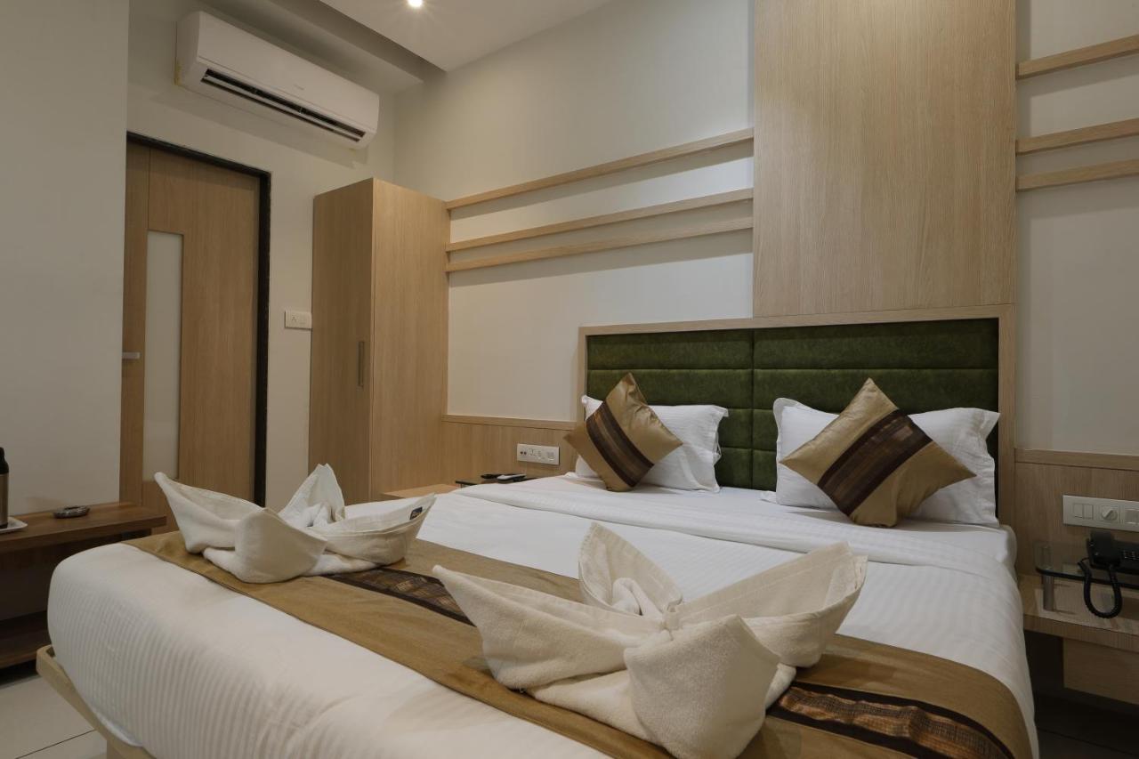 Hotel Decent Unjha Esterno foto