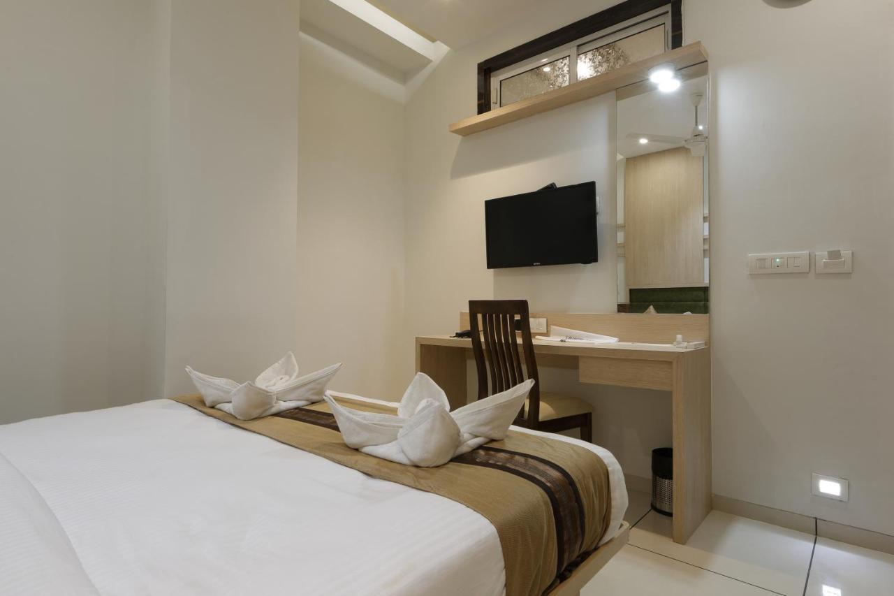Hotel Decent Unjha Esterno foto