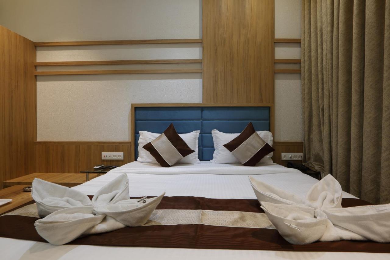 Hotel Decent Unjha Esterno foto