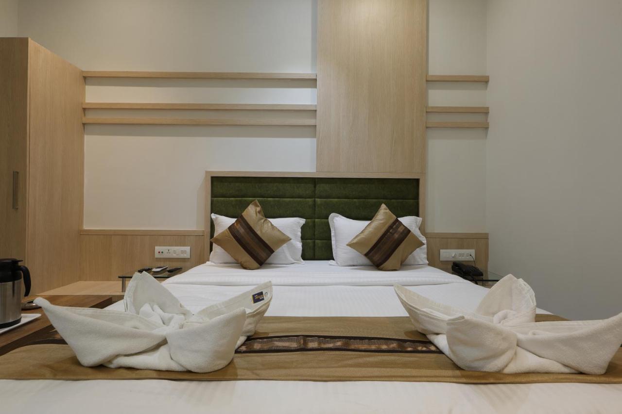 Hotel Decent Unjha Esterno foto