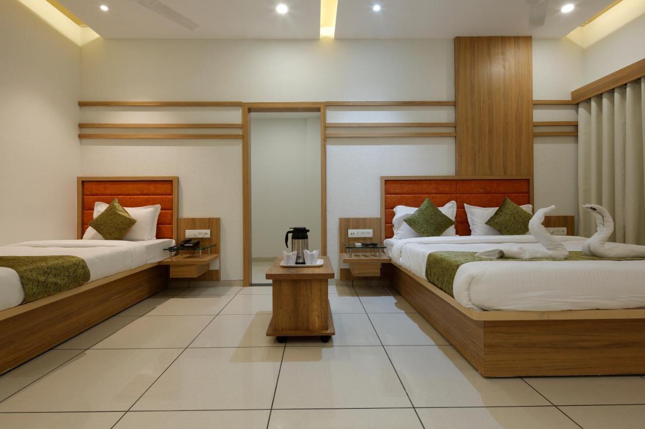Hotel Decent Unjha Esterno foto